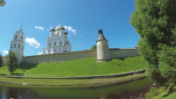 Pskov kremlin im Sommer — Stockvideo