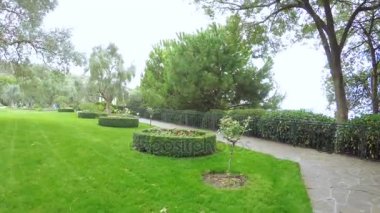 GURZUF, Ekim 2016: Kamera Aivazovsky parkında sabit beton yola giriyor, Ekim 2016, Gurzuf, Kırım