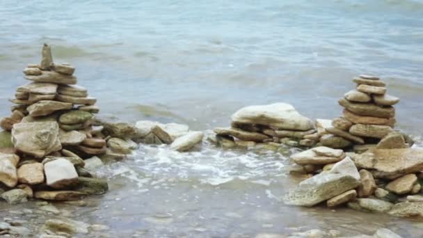 Sea surf on rocks nature — Stock Video