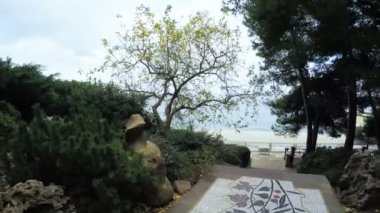 GURZUF, OCTOBER, 2016: Kamera Granit merdiven ve süs ağaçlarını Aivazovsky parkındaki deniz plajına indiriyor, Ekim 2016, Gurzuf, Kırım