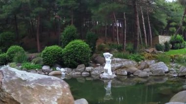 GURZUF, Ekim 2016: Aivazovsky 'deki şehir parkında patika. Gurzuf, Kırım