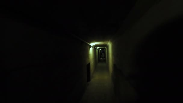 Тоннель из бетона с фонарями — стоковое видео