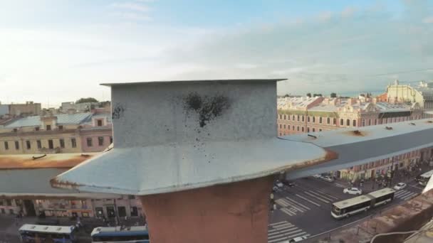 フェンス、亜鉛めっきの屋根の上 — ストック動画