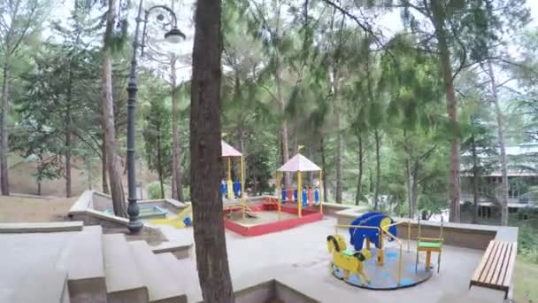 Качели на детской площадке — стоковое видео