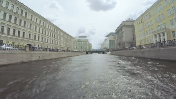 Passaggio sotto il ponte Palace Embankment vicino al Giardino d'Estate — Video Stock