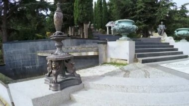 GURZUF, OCTOBER, 2016: Kameralar sabit Granit merdiven üzerinde Aivazovsky parkında, Ekim 2016 'da Gurzuf, Kırım' da