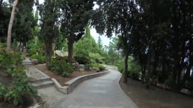 GURZUF, Ekim 2016: Kamera Aivazovsky parkında sabit beton yola giriyor, Ekim 2016, Gurzuf, Kırım