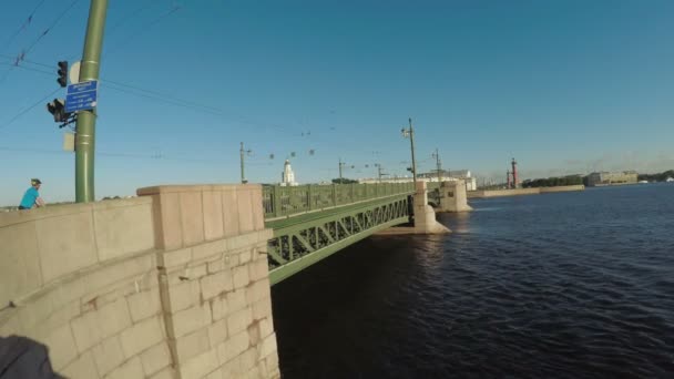 Solnedgång på floden Neva — Stockvideo