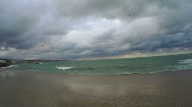 Fırtına deniz ve beton İskelesi