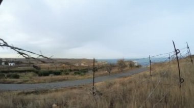 Dikenli tel deniz arka plan üzerinde