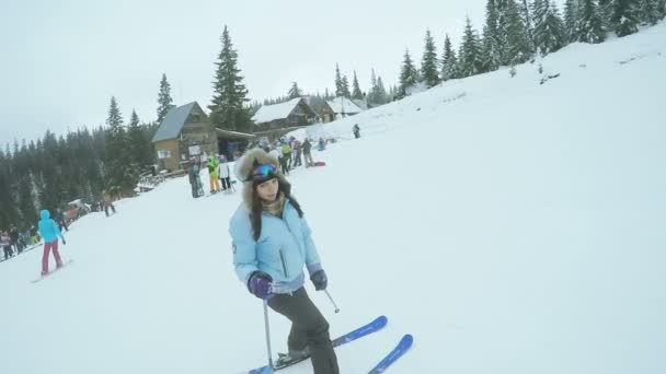 Vrouw Ski-afdaling in de natuur — Stockvideo