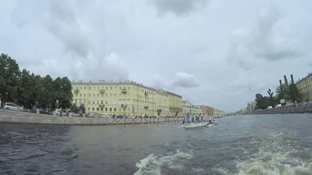 Passera under bron Palace vallen nära sommarträdgården — Stockvideo