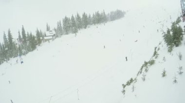 Kayak asansöründen iniyor