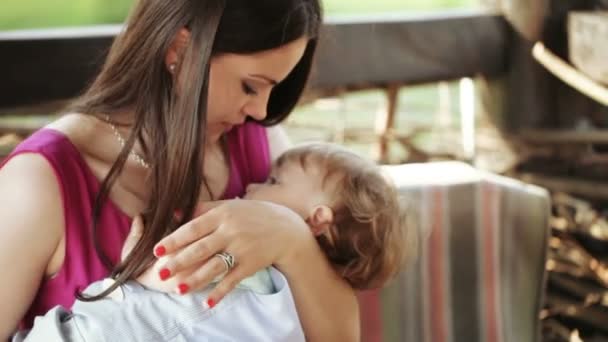 Mama wiegen baby op aard — Stockvideo