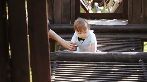 Kind met zijn moeder zwaaien — Stockvideo