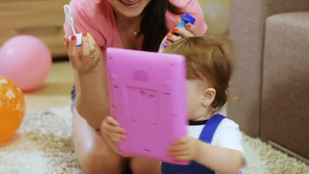 Niño en la habitación disfruta de burbujas de jabón mamá — Vídeo de stock