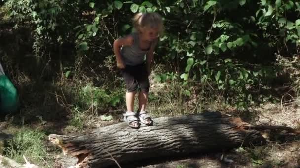 Menina pulando de logs — Vídeo de Stock