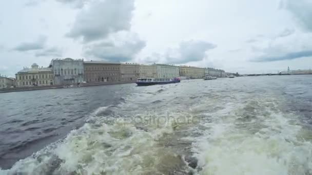 Suivant astern sur la rivière — Video