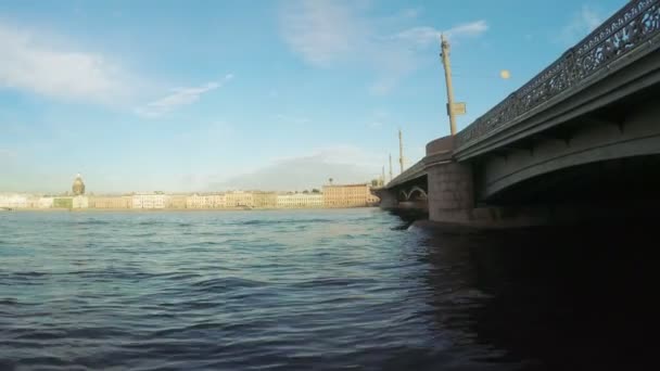 Poręcze na brzegu Newy — Wideo stockowe