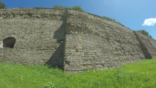 Cerca de tumbledown antigua fortaleza — Vídeos de Stock