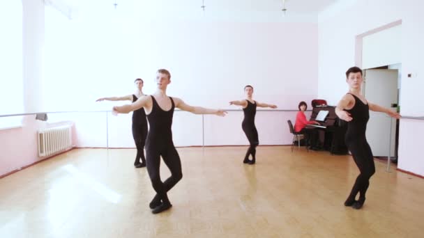 Taneční zkouška poblíž balet barre — Stock video