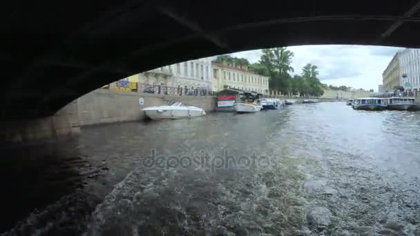 Bateaux de plaisance dans la marina 