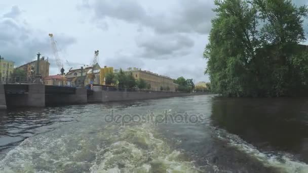 Pasando bajo el puente Palace Embankment cerca del Jardín de Verano — Vídeo de stock