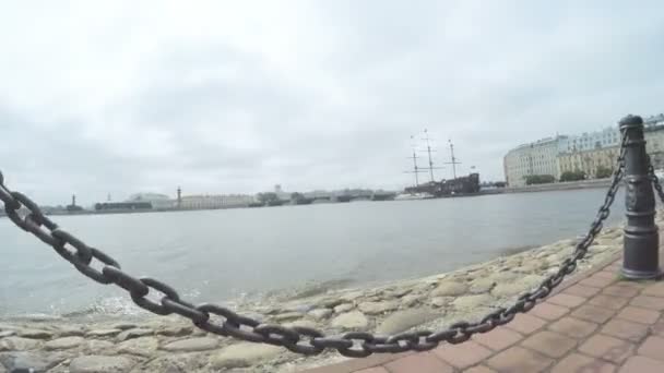 Clôture de chaîne sur le remblai de la Neva — Video
