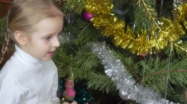 Kız ayet Noel ağacı söyler.