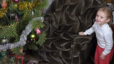 Kız ayet Noel ağacı söyler.