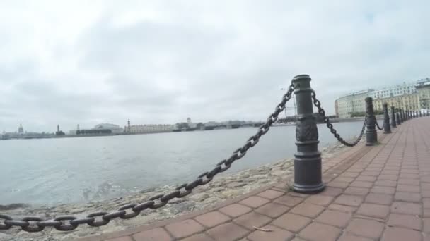 ネヴァ川の堤防でチェーン フェンス — ストック動画