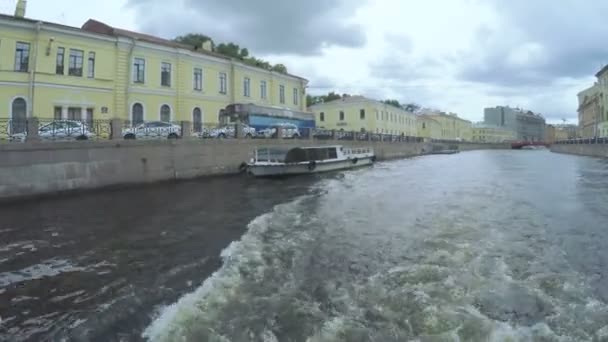 Canales de cruce en San Petersburgo — Vídeos de Stock