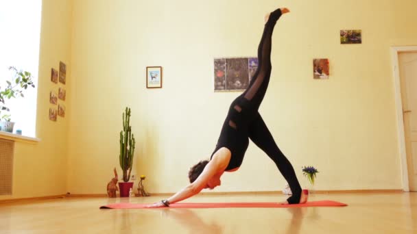 Ragazza è impegnata nello yoga — Video Stock