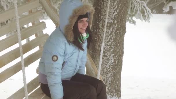 Дівчина на гойдалках у лісі — стокове відео