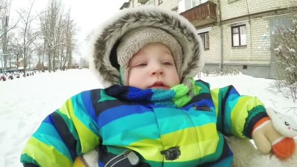 Bambino sulla slitta in inverno — Video Stock