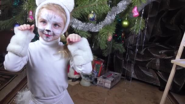 Girl child in image of cats — Stock Video