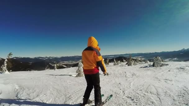 Mulher Descida em esquis das montanhas de neve — Vídeo de Stock