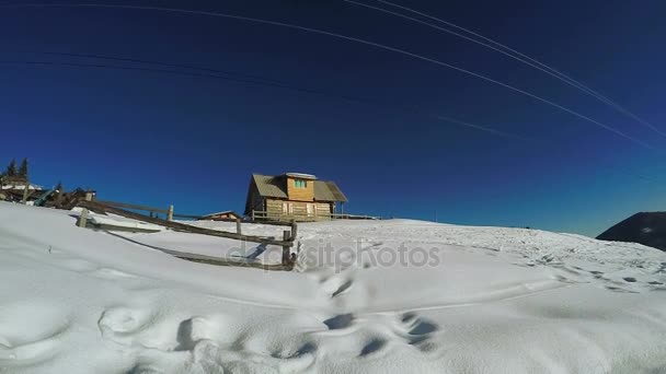 Wooden cottage in mountains — Stock Video