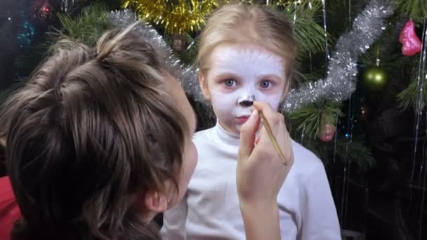 Em menina pintada no rosto — Vídeo de Stock