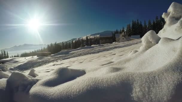 Zaspy śniegu w górskiej miejscowości — Wideo stockowe