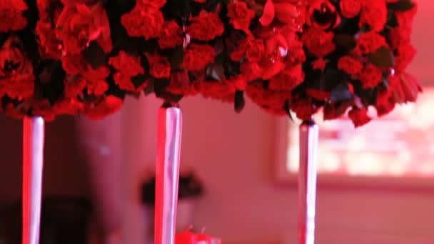 Rote Blumen auf festlichem Tisch — Stockvideo