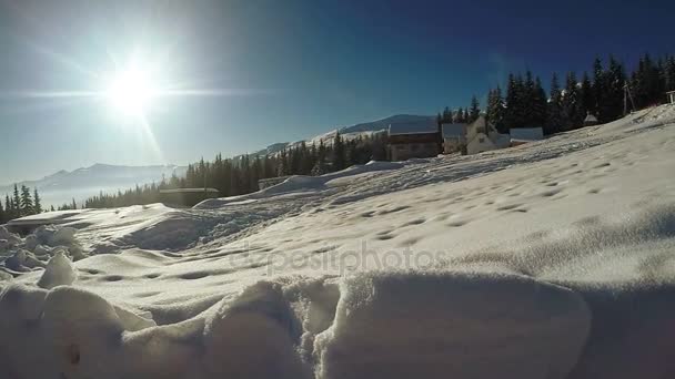 Sneeuw sneeuwlaag in bergdorp — Stockvideo