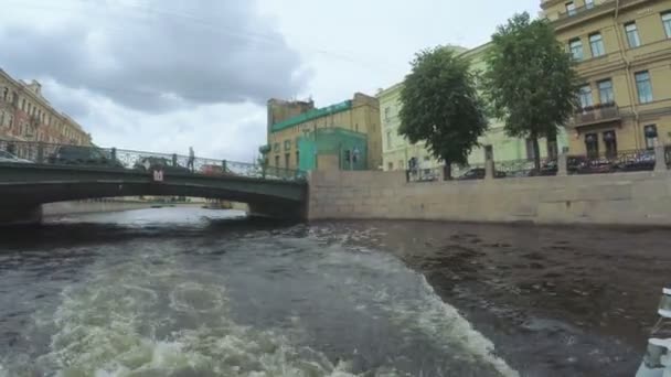Kruispunt kanalen in Sint-Petersburg — Stockvideo