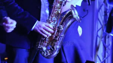 Saksafon çalan adam