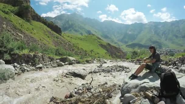 Girl on shore mountain river — Stock Video