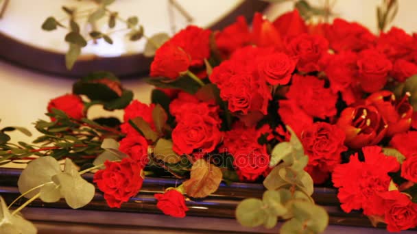 Rode bloemen op feestelijke tafel — Stockvideo