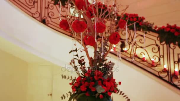 Flores rojas en la mesa festiva — Vídeos de Stock