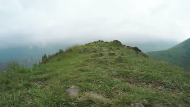 Caminho nas montanhas — Vídeo de Stock