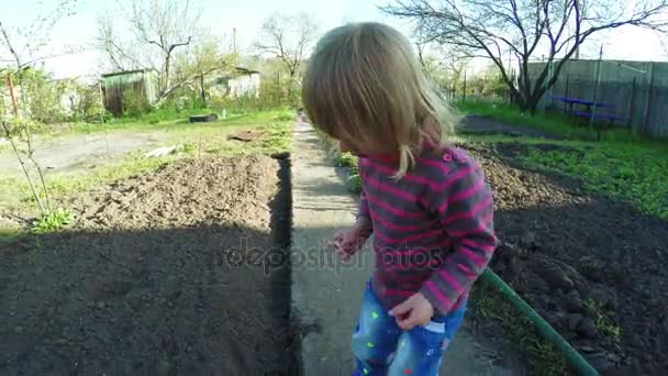 女孩在花园里的春天 — 图库视频影像