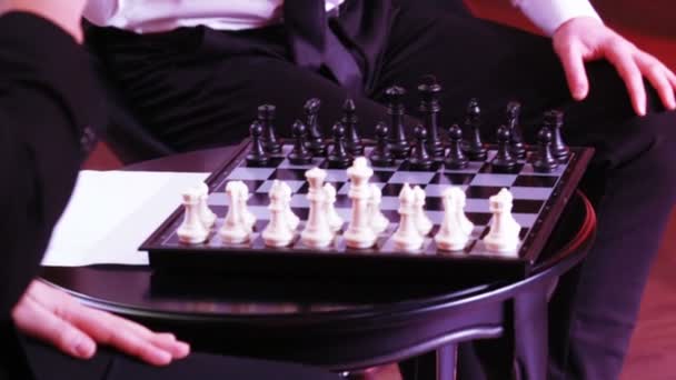 Juego de ajedrez por hombres — Vídeo de stock